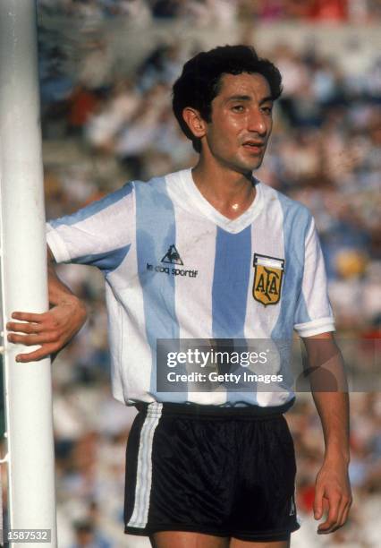 Ossie Ardiles of Argentina guards the near post at a corner kick during an International Friendly match held in January 1981 in Argentina.