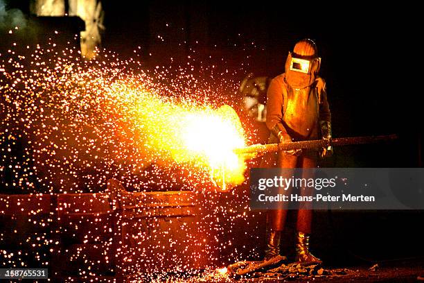 worker in steel mill - steel mill stock-fotos und bilder