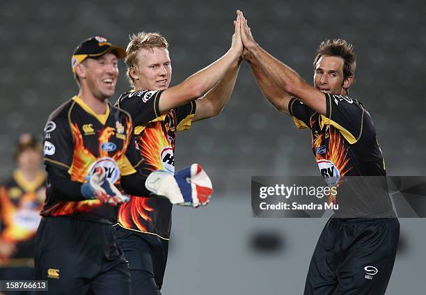 Luke Ronchi, Scott Kuggeleijn and Grant Elliott of Wellington celebrate the wicket of Colin de Grandhomme of Auckland during the HRV Cup Twenty20...