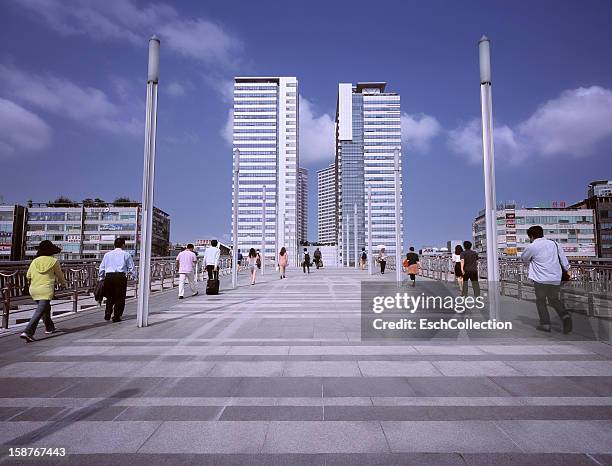 morning commute at modern office district - korea city stockfoto's en -beelden