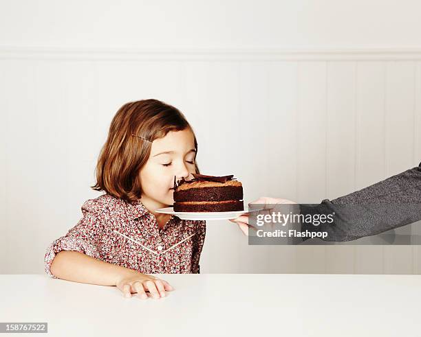 portrait of girl with chocolate cake - sedução imagens e fotografias de stock