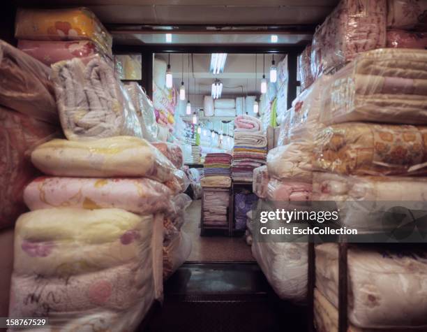 large collection of duvets at a bedding shop - piumone foto e immagini stock