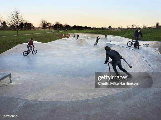 teenagers enjoying city skate park - skatepark bildbanksfoton och bilder