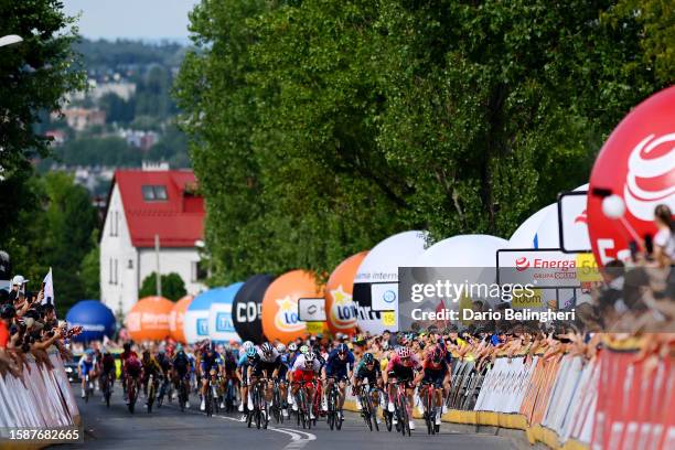 General view of Samuele Battistella of Italy and Astana Qazaqstan Team, Finn Fisher-Black of New Zealand and UAE Team Emirates, Lewis Askey of The...