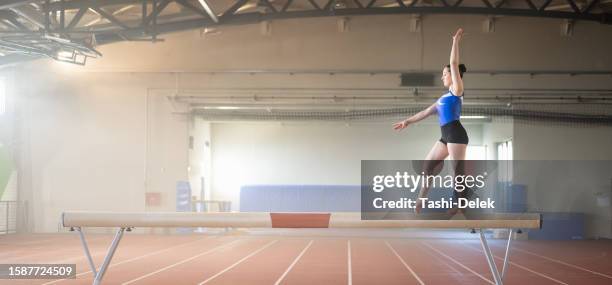 turnerin am schwebebalken - reck stock-fotos und bilder
