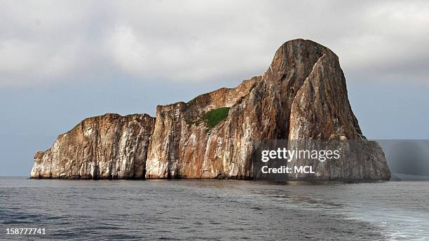 kicker rock, galapagos islands - キッカーロック ストックフォトと画像