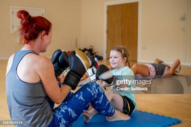 going for a knockout - female martial arts stock pictures, royalty-free photos & images