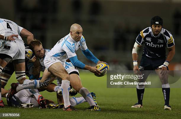 Paul Hodgson of Worcester Warriors clears the ball from the scrum watched by Sam Tuitupou of Sale Sharks during the Aviva Premiership match between...