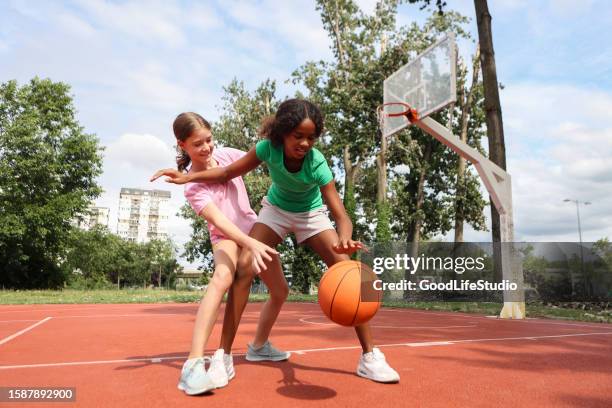 friends playing basketball - bola de basquetebol imagens e fotografias de stock