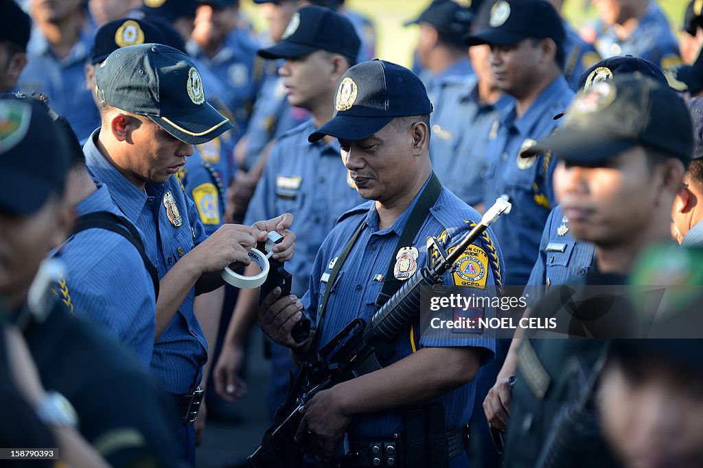 PHILIPPINES-NEW YEAR-POLICE-GUNS