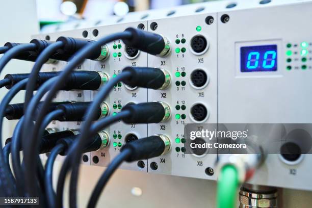 connection plug into channels - verbindungsblock stock-fotos und bilder