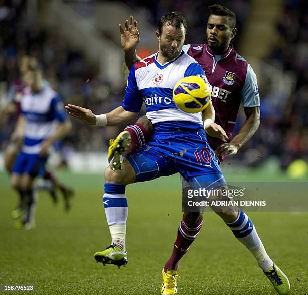 Reading's Irish striker Noel Hunt vies with West Ham United's Portuguese striker Ricardo Vaz Te during the English Premier League football match...