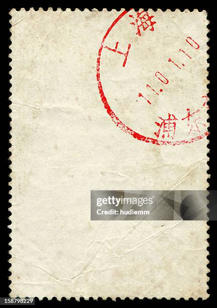 leere briefmarke textur mit einem poststempel - poststempel stock-fotos und bilder