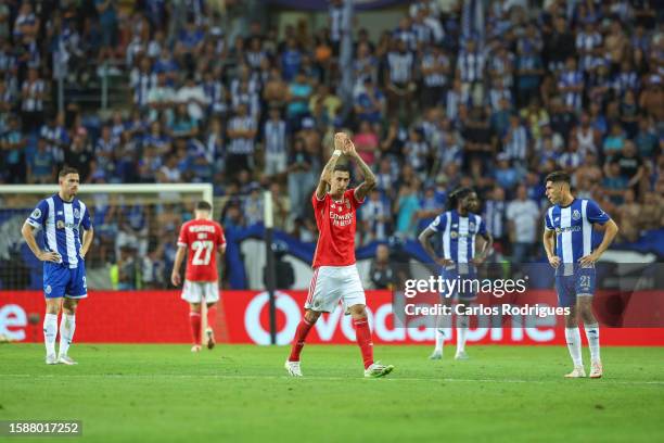 Angel Di Maria of SL Benfica thanks the supporters during the match between SL Benfica and FC Porto for the Supertaca de Portugal at Estádio...