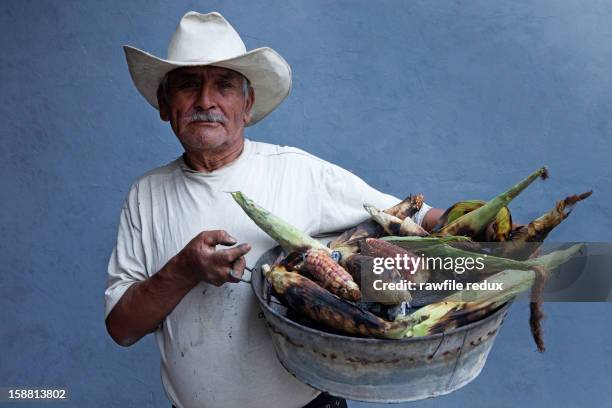 a corn seller with his corn - estudio de mercado fotografías e imágenes de stock