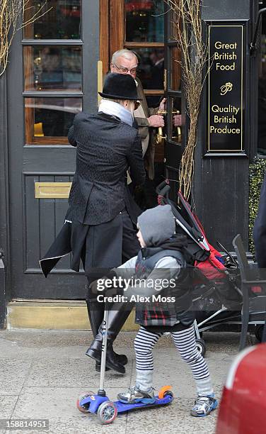 Gwen Stefani and her son Zuma are seen arriving at a pub in Primrose Hill on December 30, 2012 in London, England.