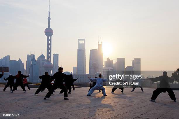 the dawn of the bund in shanghai - bund uferpromenade stock-fotos und bilder