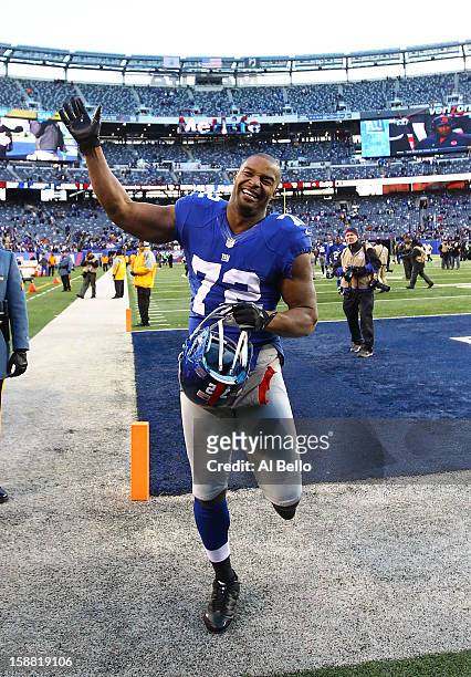 Osi Umenyiora of the New York Giants waves to the crowd after a 42-7 win against the Philadelphia Eagles at MetLife Stadium on December 30, 2012 in...