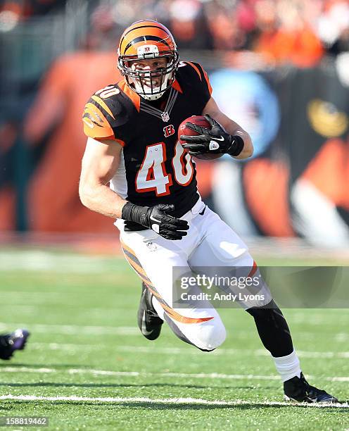 Brian Leonard of the Cincinnati Bengals runs with the ball during the NFL game against the Baltimore Ravens at Paul Brown Stadium on December 30,...