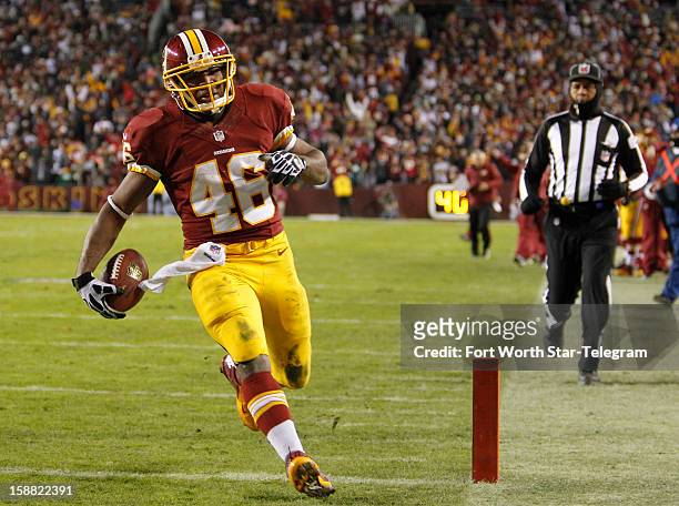 Washington Redskins running back Alfred Morris hits the end zone on a 17-yard run in the second quarter with a 9-yard pass as the Washington Redskins...
