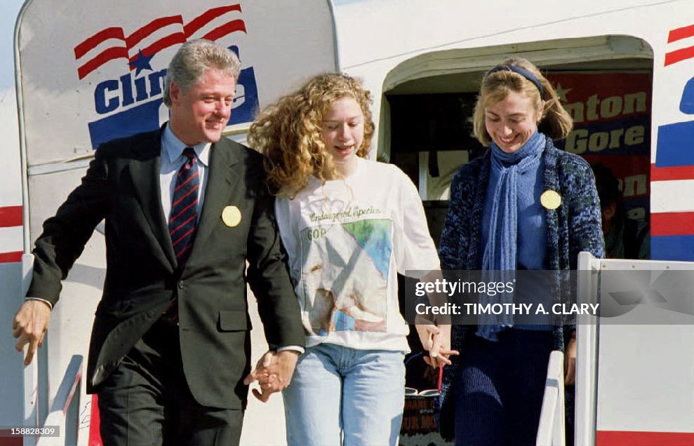 US-THE CLINTONS LEAVE A PLANE