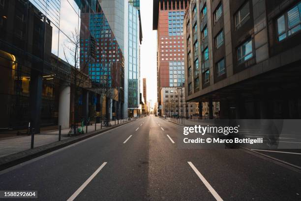 empty road in financial district in frankfurt, germany - empty street stockfoto's en -beelden