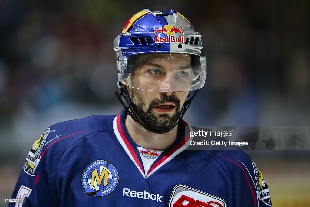 EHC Red Bull Muenchen v Hamburg Freezers - DEL