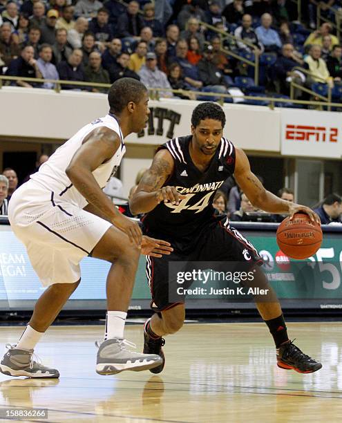 JaQuon Parker of the Cincinnati Bearcats drives to the basket against the Pittsburgh Panthers at Petersen Events Center on December 31, 2012 in...