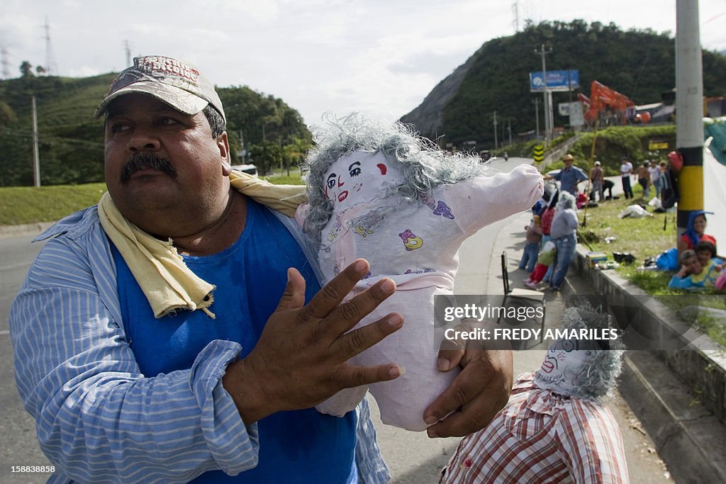 COLOMBIA-TRADITION-OLD YEAR-DOLLS