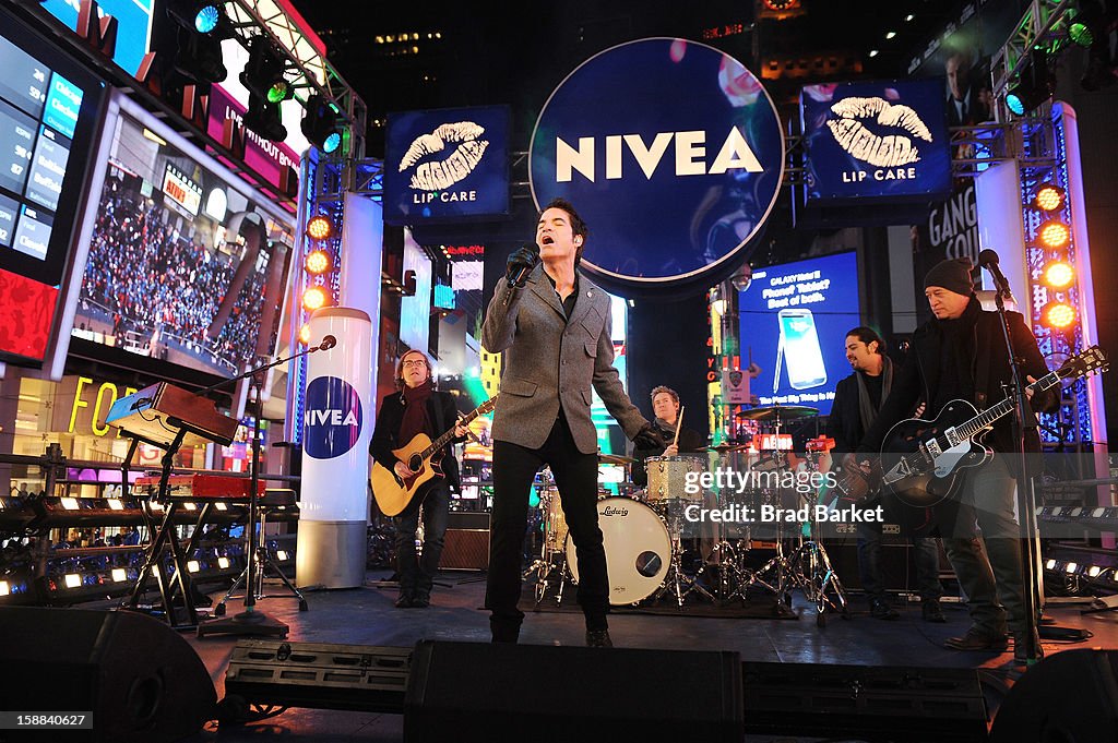 Mario And Courtney Lopez Ring In 2013 On The NIVEA Kiss Stage In Times Square