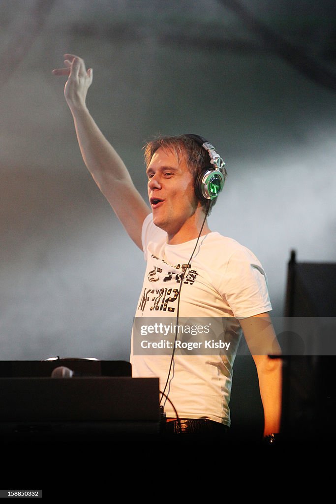 Joonbug's New Year's Eve 2013 Celebration With Armin van Buuren