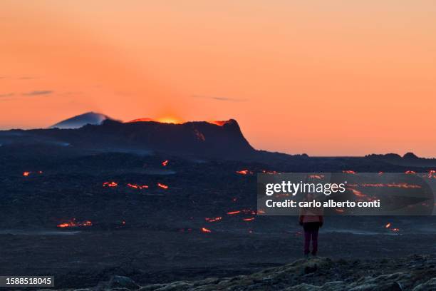 one person enjoy the beautiful view over litli-hrutur volcano during eruption, reykjanes peninsula, iceland, europe - grindavik stock-fotos und bilder