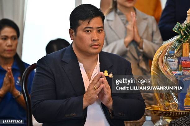 Vacharaesorn Vivacharawongse , the second-eldest son of Thai King Maha Vajiralongkorn, makes merit during a visit to Wat Yannawa Buddhist temple in...