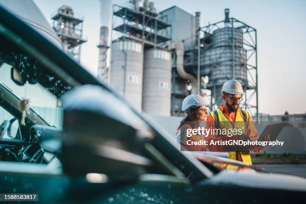 ingénieurs et ingénieures travaillant sur la station. - industrie du pétrole photos et images de collection