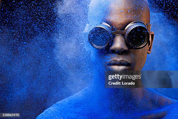 primo piano di uomo nero trattati con pigmenti e blu - cipria foto e immagini stock