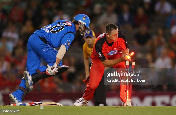 Darren Pattinson of the Renegades attempts to run out Michael Neser of the Strikers during the Big Bash League match between the Melbourne Renegades...