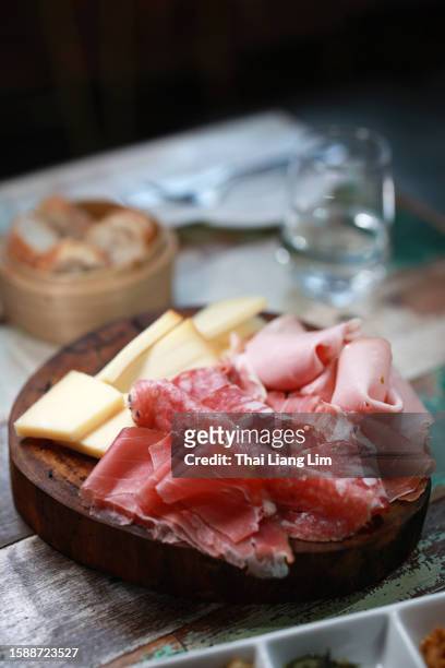 antipasti ist ein vorspeisengericht in der italienischen küche. dazu gehören kalte speisen wie wurstwaren, käse, oliven und mariniertes gemüse. es wird vor der hauptmahlzeit serviert, um den appetit anzuregen. - lebensmittel trocknen stock-fotos und bilder