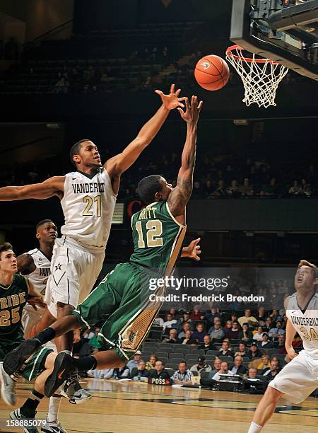 Sheldon Jeter of the Vanderbilt Commodores tries to block a shot by Brandon Britt of William & Mary at Memorial Gym on January 2, 2013 in Nashville,...