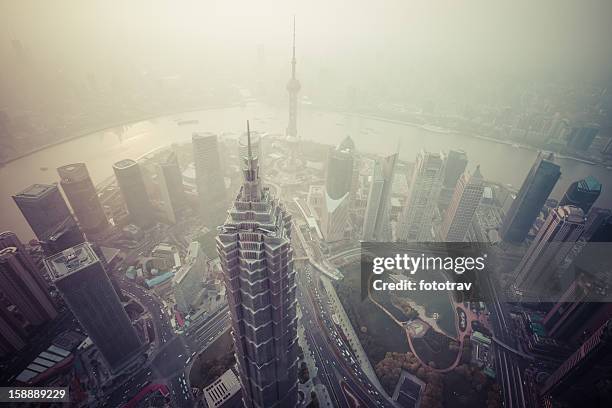 la contaminación del aire en shanghai, china - photo realism fotografías e imágenes de stock