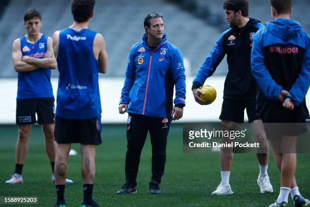Bulldogs head coach Luke Beveridge speaks to his players during a Western Bulldogs AFL training session at Marvel Stadium on August 03, 2023 in...