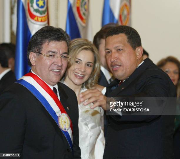 El presidente Paraguayo Nicanor Duarte Frutos su senora Gloria Penayo y el presidente de Venezuela Hugo Chavez posan para los fotografos en Palacio...