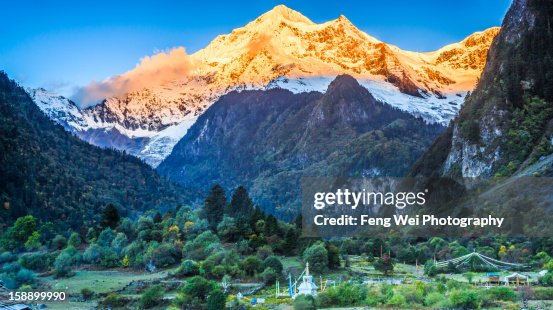 Meili Snow Mountain Yubeng Yunnan China Foto De Stock Getty Images meili-snow-mountain-yubeng-yunnan-china-foto-de-stock-getty-images