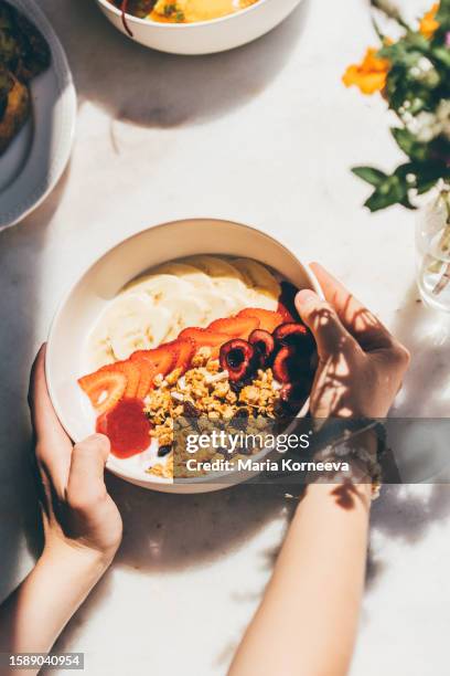 healthy fruity superfood smoothie bowl at cafe. - stylisme culinaire photos et images de collection