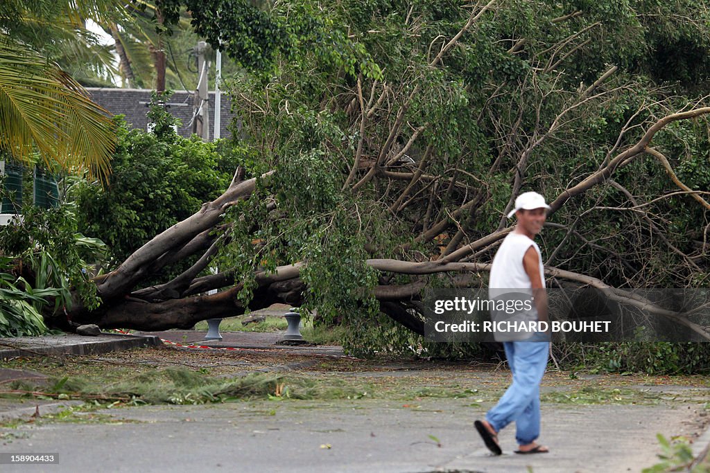 FRANCE-OVERSEAS-REUNION-WEATHER-CYCLONE