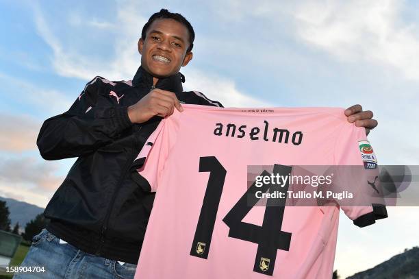 Anselmo de Moraes poses showing his new team shirt before his presentation as new player of Palermo at Campo Tenente Onorato on January 3, 2013 in...