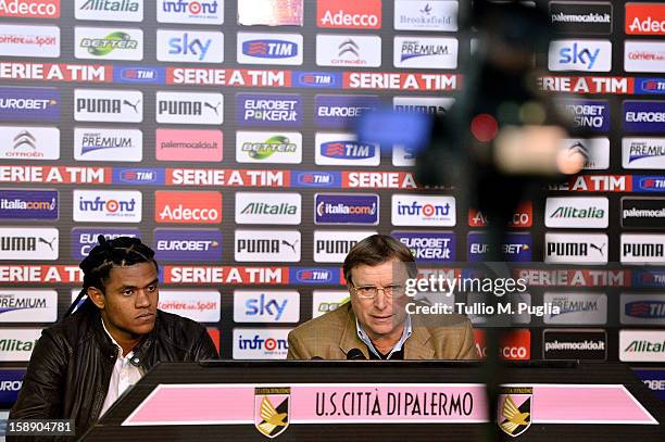 Anselmo de Moraes looks on with Palermo CEO Pietro Lo Monaco during his presentation as new player of Palermo at Campo Tenente Onorato on January 3,...