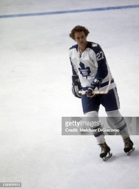 Darryl Sittler of the Toronto Maple Leafs passes the puck during an NHL game circa 1973 at the Maple Leaf Gardens in Toronto, Ontario, Canada.
