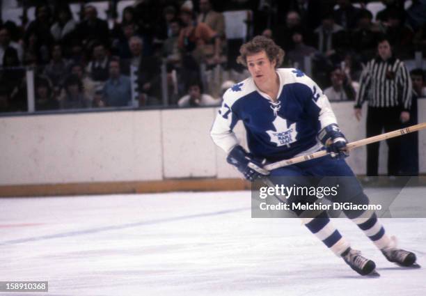 Darryl Sittler of the Toronto Maple Leafs skates on the ice during an NHL game against the New York Islanders circa 1973 at the Nassau Coliseum in...