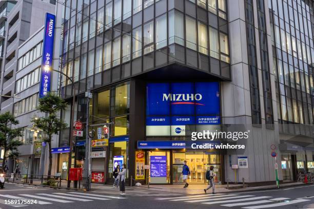 mizuho bank a tokyo, giappone - mizuho bank atm foto e immagini stock