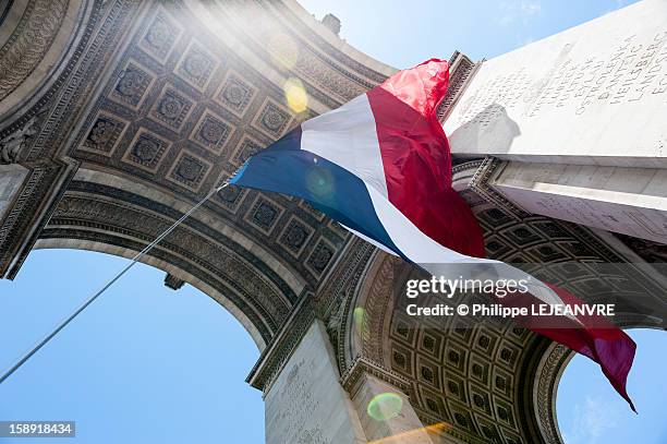 french national day - arc de triomphe parijs stockfoto's en -beelden